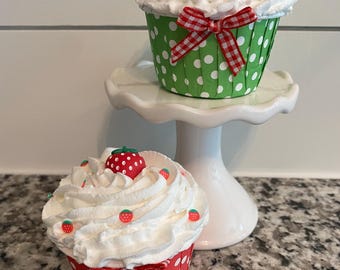 Cupcake alla fragola, finta cottura, decorazione per vassoio a più livelli, dessert alla fragola, decorazione per la cucina