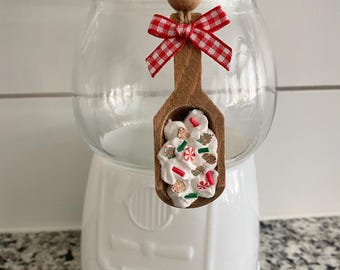 Decorazione natalizia a forma di cucchiaio, panna montata finta, pan di zenzero, vassoio a più livelli