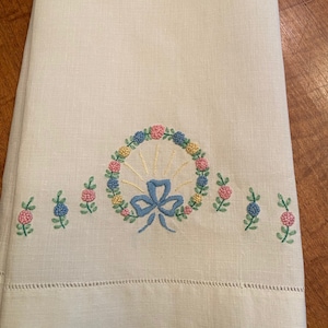 Vtg White Linen Tea Towel; Floral Wreath Embroidery; Hem Stitched Border; Guest Towel