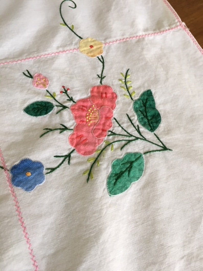 Vintage Appliqued Tablecloth; Appliqued Floral Tablecloth; Summer Linens; Gift Linens; Retro Tablecloth; Vintage Linens; Gift Linens