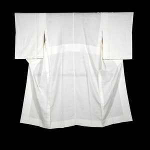 Puede incluir: Un kimono japonés blanco, una prenda tradicional que se usa para ocasiones especiales.