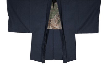 Op de afbeelding: Een donkerblauwe Japanse kimono met een decoratief bloemenpatroon op de rug. De kimono heeft lange mouwen en een brede kraag.
