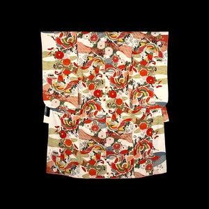 Puede incluir: Un kimono japonés tradicional con un vibrante estampado de fénix, flores y nubes estilizadas. El kimono presenta un fondo color crema con detalles en rojo, amarillo, verde y gris. El diseño es simétrico y cubre toda la prenda.