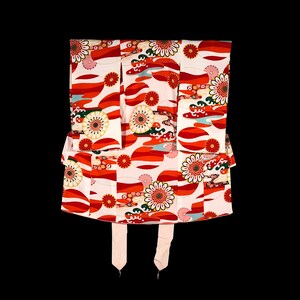 Puede incluir: Un kimono blanco con patrones florales rojos, naranjas y azules. El kimono tiene un diseño japonés tradicional con olas y flores estilizadas.