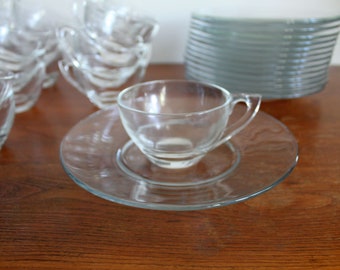 Set vintage di 15 piatti e tazze in vetro trasparente Midcentury Modern