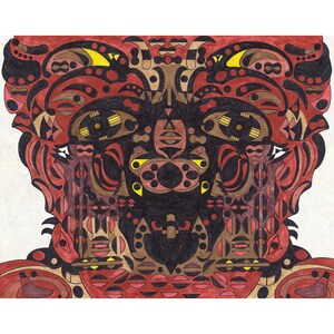 Könnte beinhalten: Eine Schwarzweißzeichnung eines Gesichts mit komplizierten Mustern und Designs. Das Gesicht ist von einem roten, braunen und gelben Hintergrund umgeben. Die Zeichnung ist in einem Stil gehalten, der an Tribal Art erinnert.