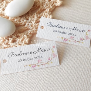 Étiquette en papier martelé avec branche de fleur d'amandier rose | Cartes de cadeaux de mariage, promesse, anniversaire 4,5 x 2 cm | Italie