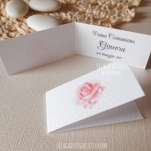 Tarjetas de comunión con rosa en el exterior | Tarjetas plegables personalizables para recuerdos de nacimiento y bautizo.
