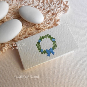 Bigliettini per bomboniere Laurea con corona di alloro fiori, fiocco blu, gipsofila | Cartellini personalizzabili laurea rose blu | Italia