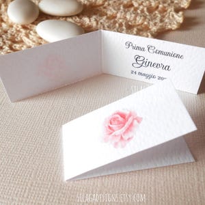 Tarjetas de comunión con rosa en el exterior | Tarjetas plegables personalizables para recuerdos de nacimiento y bautizo.