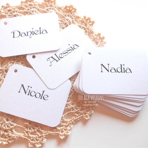 Tarjetas de lugar personalizables con agujero y esquinas redondeadas para boda | Tarjetas blancas o marfil para atar | Etiquetas en relieve