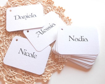 Custom or blank place cards with a hole and curved corners, minimal wedding place cards with rounded edge, handmade in Italy