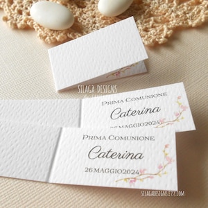 Bigliettini bomboniere per bimba con ramo di mandorlo personalizzabili con nome, data e cerimonia| Tag cm 2,5 x 4,5 con fiori rosa | Italia