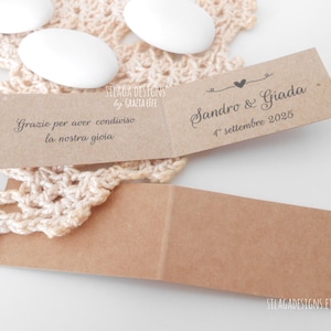 Bigliettini classici in carta kraft per bomboniere di matrimonio con cuore | Cartellini personalizzabili per confetti cm 4,5x2,5 | tag nozze