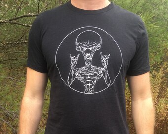 Alien Rock Black T-Shirt – Minimalist Line Art Alien Throwing Horns, Retro UFO Style Tee, Funny Cosmic Graphic Shirt, Unisex