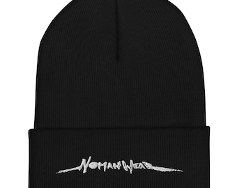 Gorro con logo Nomanwear – Gorro minimalista blanco con logo bordado, gorro de punto negro estilo urbano indie, gorro de invierno unisex