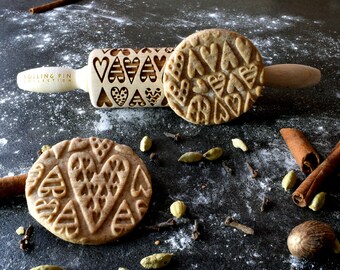 Rodillo pequeño para galletas con forma de corazón, hecho en madera de haya.