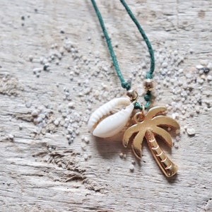 Palm necklace with shell