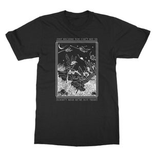 K&ouml;nnte beinhalten: Schwarzes T-Shirt mit einer wei&szlig;en Grafik von Feen, die im Nachthimmel fliegen. Die Grafik ist von einem wei&szlig;en Rahmen umgeben und enth&auml;lt den Text "Just because you can't see us doesn't mean we're not there!"