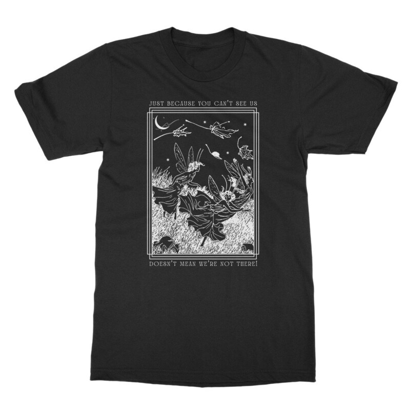 K&ouml;nnte beinhalten: Schwarzes T-Shirt mit einer wei&szlig;en Grafik von Feen, die im Nachthimmel fliegen. Die Grafik ist von einem wei&szlig;en Rahmen umgeben und enth&auml;lt den Text "Just because you can't see us doesn't mean we're not there!"
