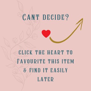 Op de afbeelding: Een roze achtergrond met een gouden pijl die omhoog wijst. Een rood hart bevindt zich aan de basis van de pijl. De tekst "CANT DECIDE?" bevindt zich bovenaan de afbeelding. De tekst "CLICK THE HEART TO FAVOURITE THIS ITEM & FIND IT EASILY LATER" bevindt zich onder de pijl.