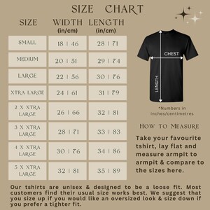 Puede incluir: Tabla de tallas para camisetas con medidas en pulgadas y cent&iacute;metros. La tabla muestra el ancho y la longitud de las camisetas en diferentes tallas, desde la S hasta la 5XL. La tabla tambi&eacute;n incluye un diagrama de una camiseta con las medidas del pecho y la longitud etiquetadas.