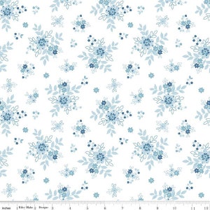 Peut inclure: Tissu blanc avec un motif r&eacute;p&eacute;titif de bouquets floraux bleus. Les bouquets sont compos&eacute;s de petites fleurs bleues et de feuilles.