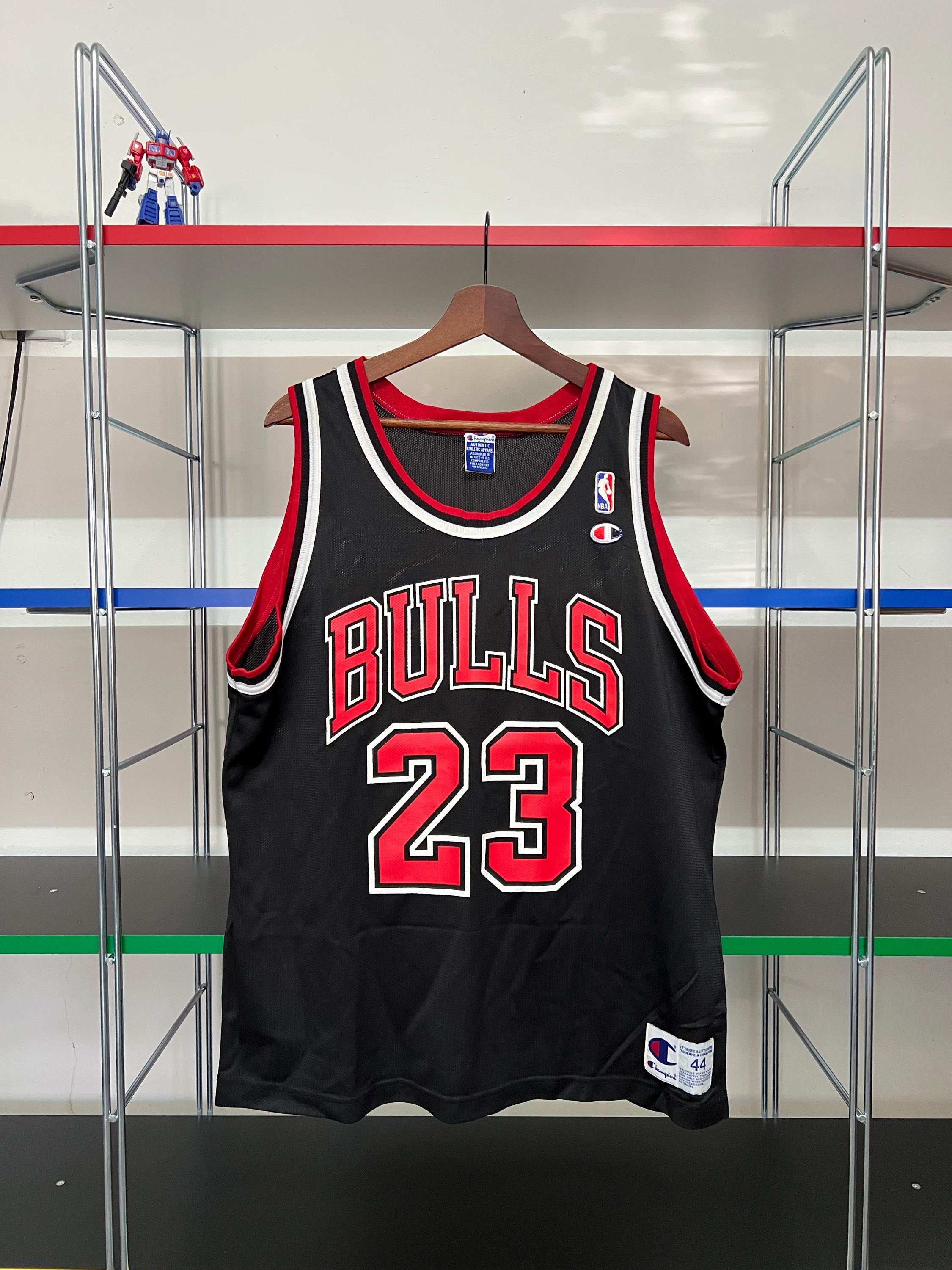 90s vintage BULLS アームストロングユニフォーム　NBA il_fullxfull.7638703536_oj88.jpg