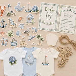 Op de afbeelding: Een baby-rompertje en slabbetjes-set met drie rompertjes met korte mouwen in wit, lichtblauw en crème. Inclusief nautische opstrijkbare stickers zoals een walvis, zeilboot en vuurtoren, plus houten wasknijpers, touw en instructiekaarten.