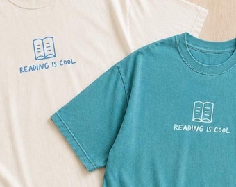 読書はクール！先生用Tシャツ：コンフォートカラーズ コットンTシャツ、ELA先生用Tシャツ、中学校用Tシャツ、英語教師用Tシャツ、読書Tシャツ