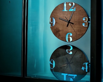 Wanduhr. Nachtlicht mit Fernbedienung. Leuchtende Uhr.