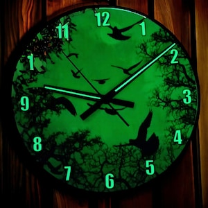 Reloj que brilla en la oscuridad. Reloj para habitación infantil. Bandada de pájaros en el cielo nocturno.