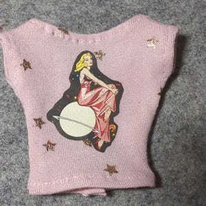 Retro Travel Vintage Pulp Posters Graphic Pastel Slouchy T-shirts for 1/6 Scale Fashion Dolls Saturn girl