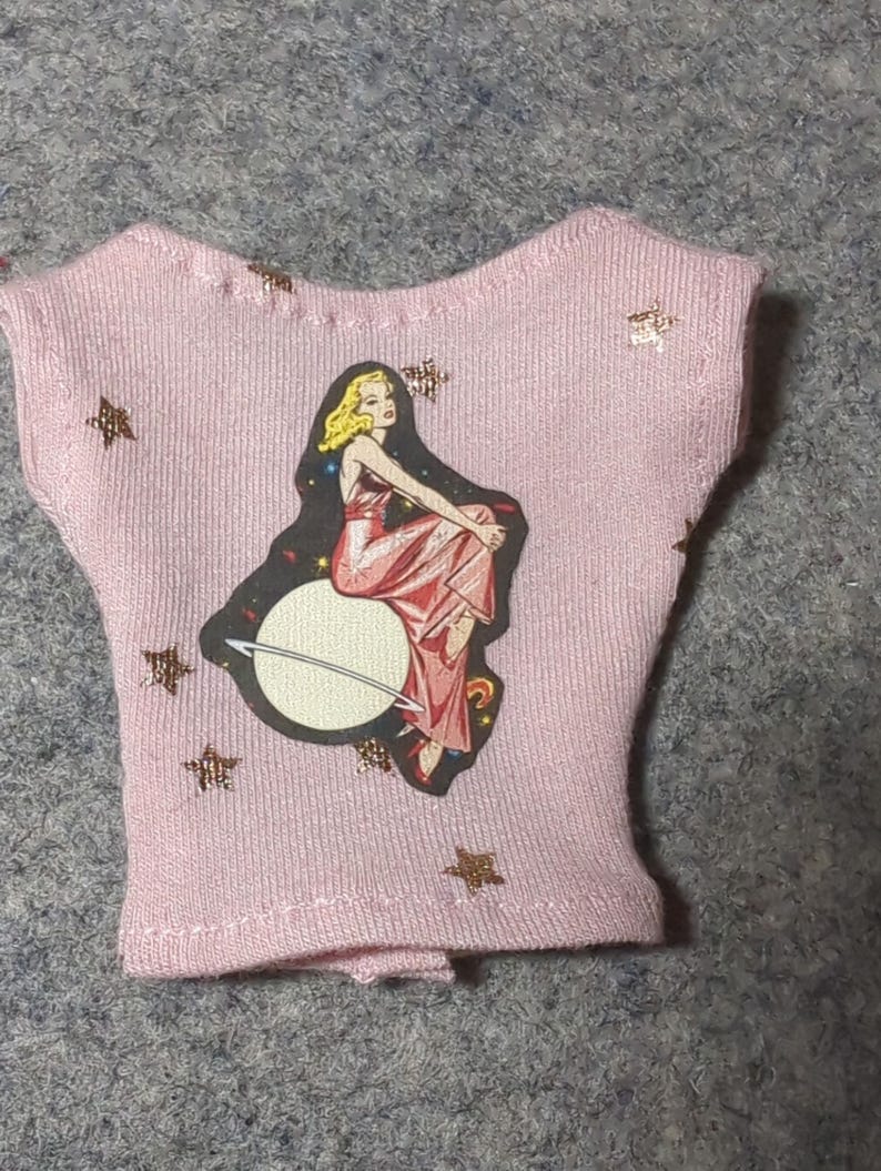 Retro Travel Vintage Pulp Posters Graphic Pastel Slouchy T-shirts for 1/6 Scale Fashion Dolls Saturn girl