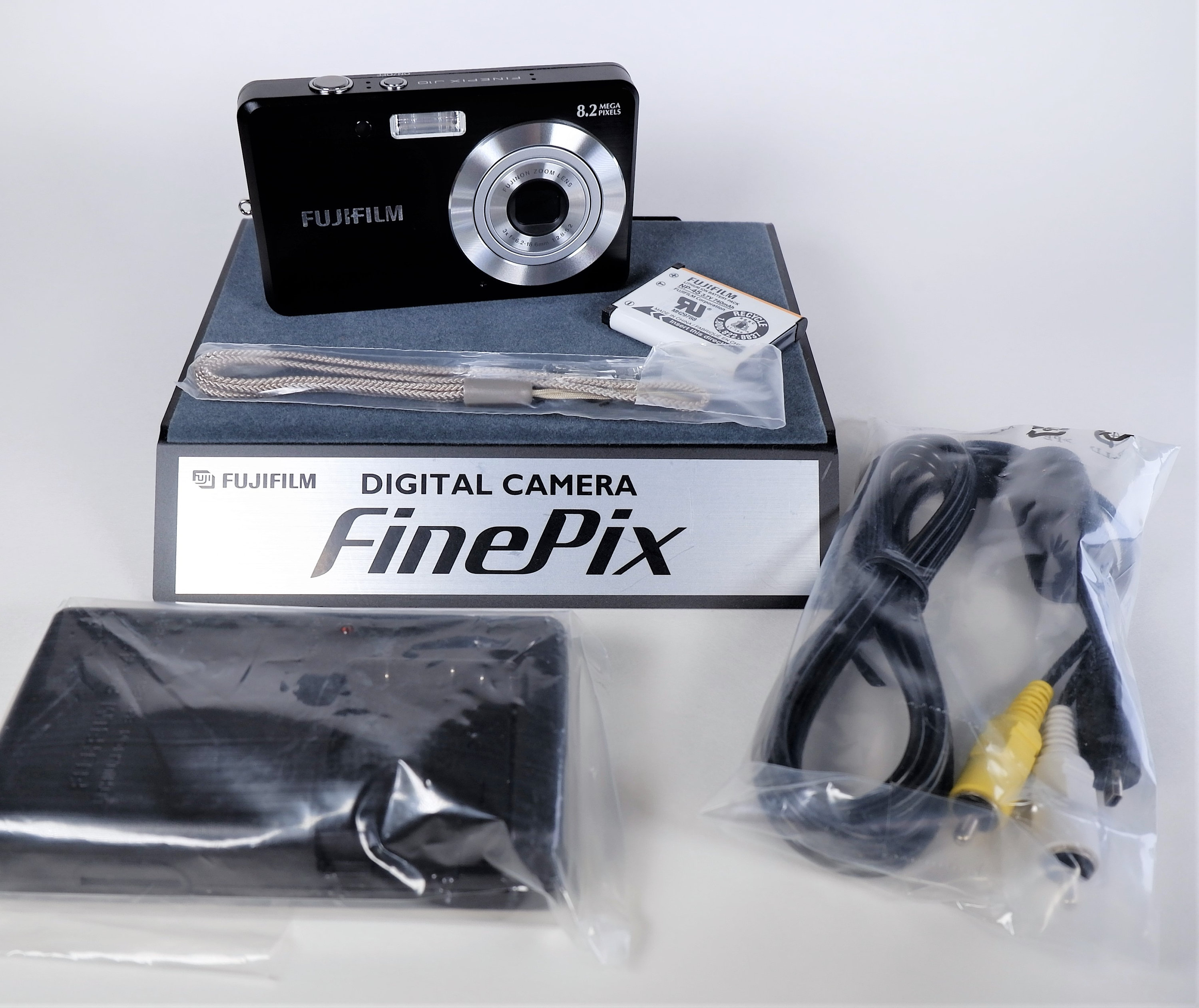 Fujifilm FinePix J10 Digital Camera Set w/ Box Sharp Fujinon 3X Zoom