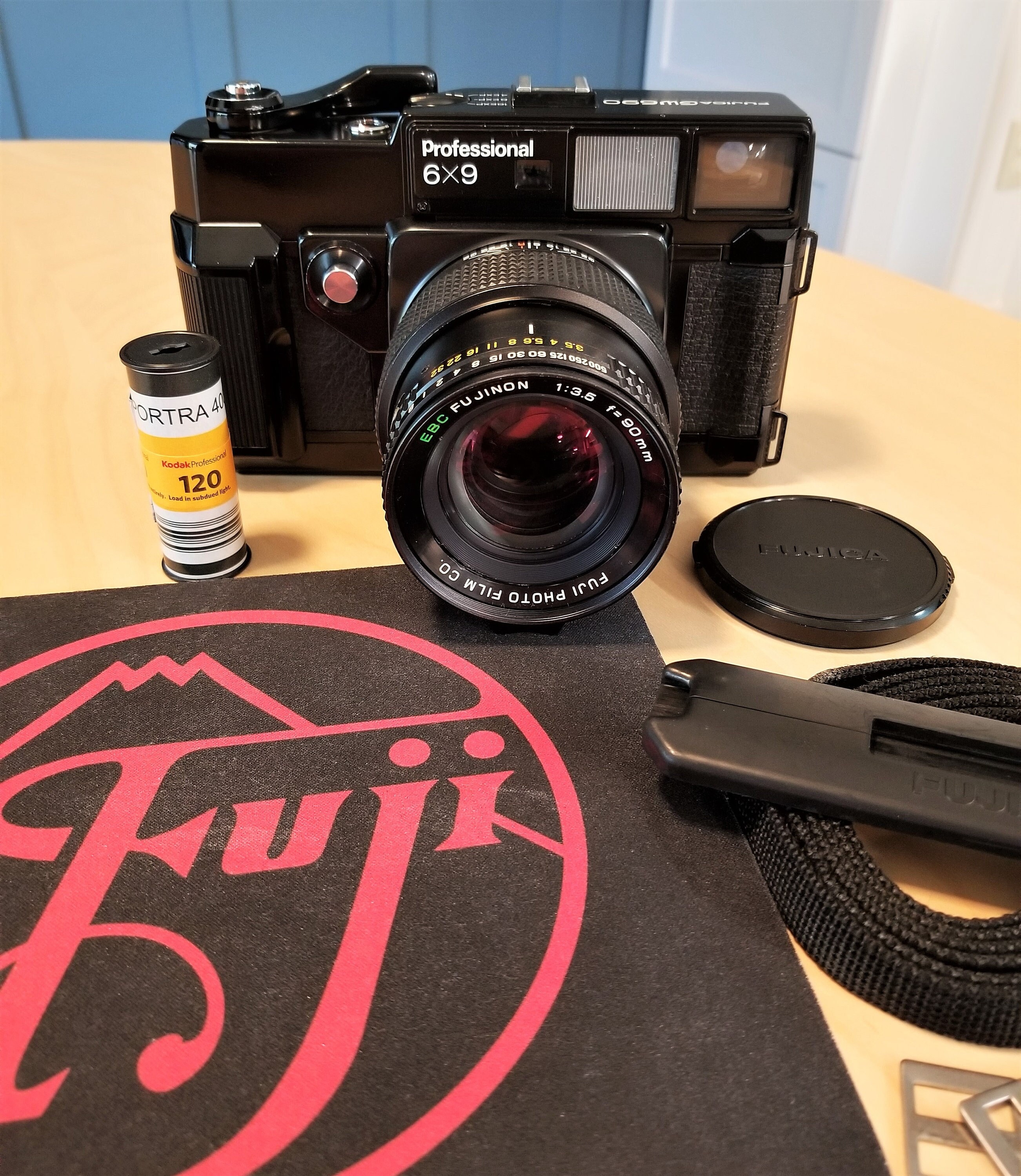 Fujica GW690 Professional 6x9 Medium Format Film Camera w Fujica GW690 Professional 6x9 Medium Format Film Camera w