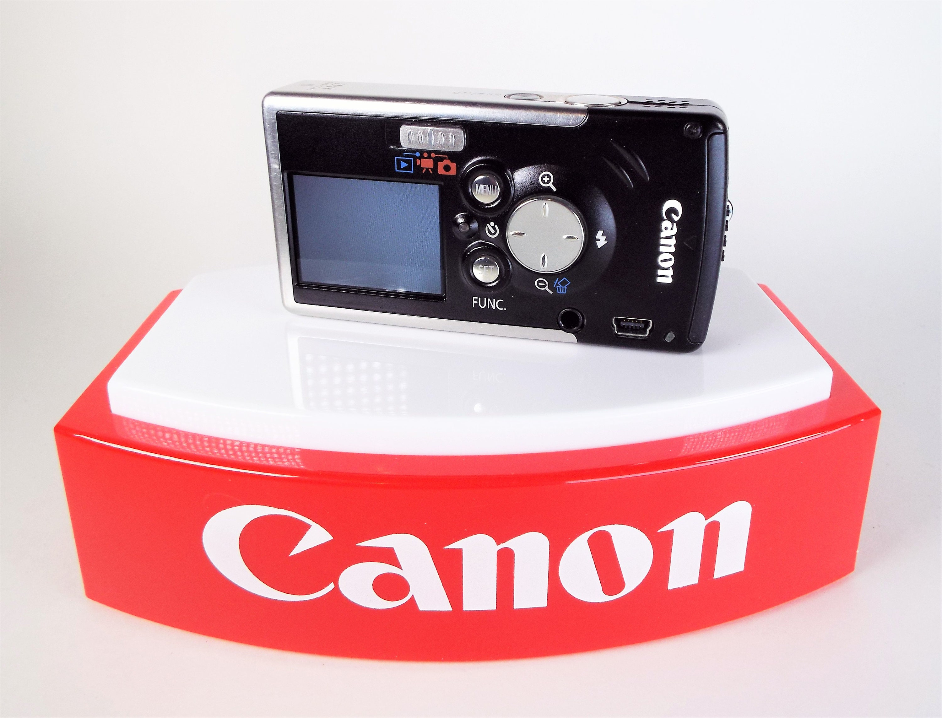 Canon IXY Digital L aka PowerShot SD10 Camera with Canon f/2.8