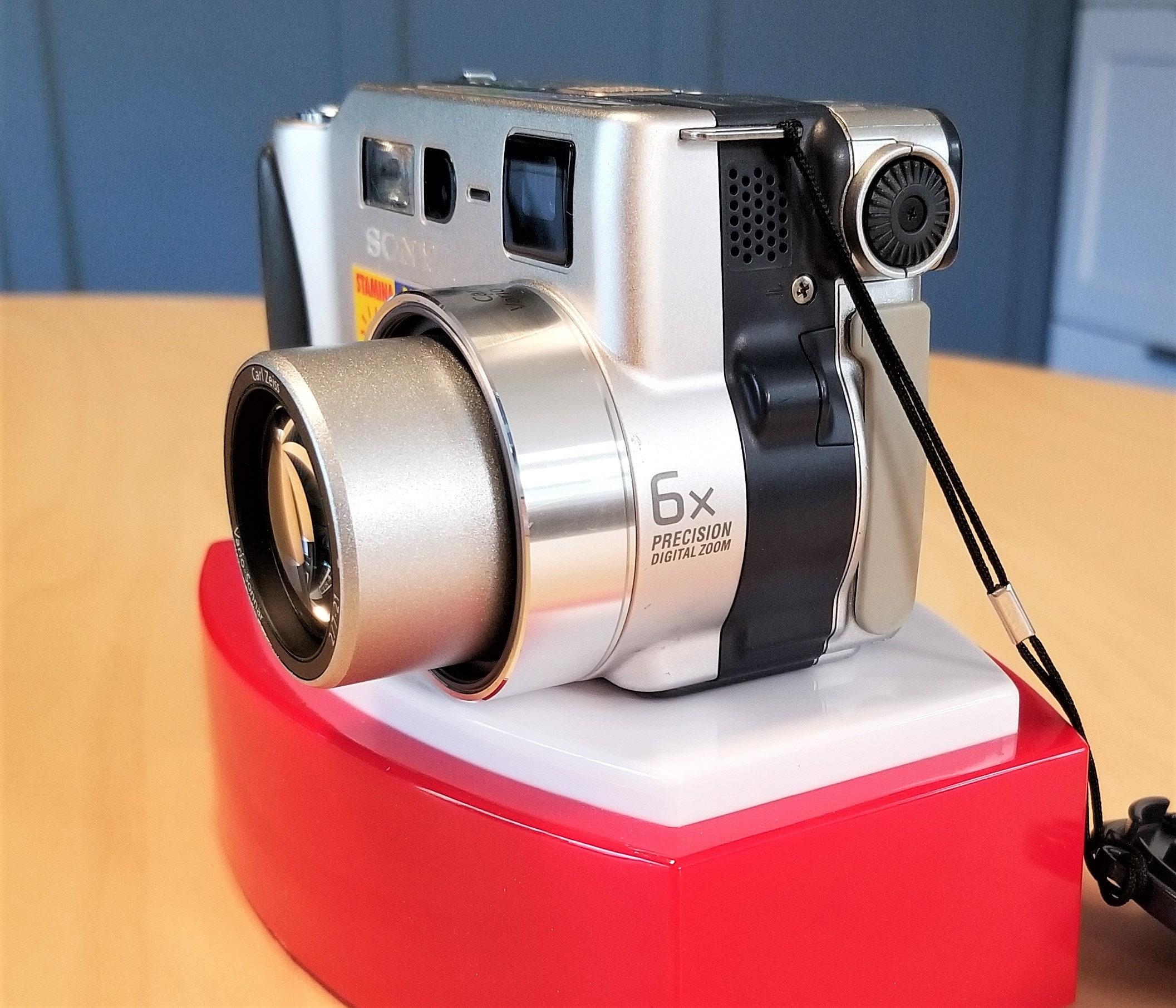 Sony Cyber-shot DSC-S70 CCD Sensor Digital Camera w/ Carl