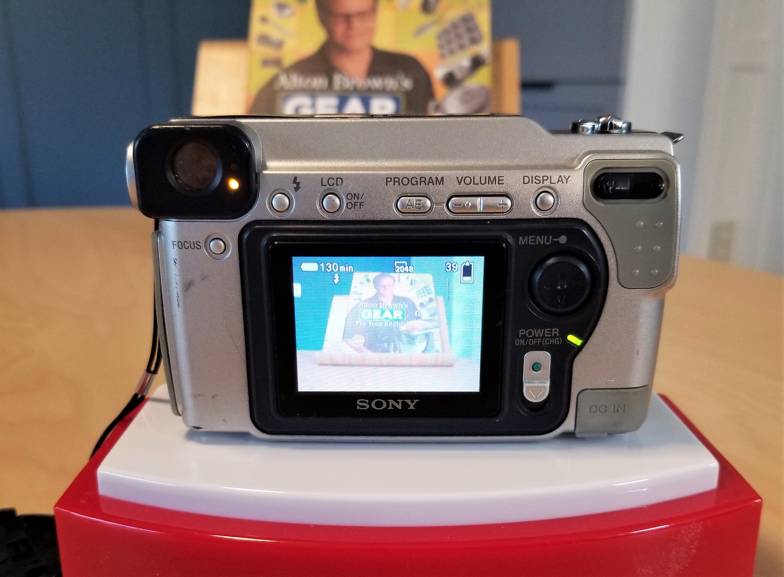 Sony Cyber-shot DSC-S70 CCD Sensor Digital Camera w/ Carl Zeiss 6X