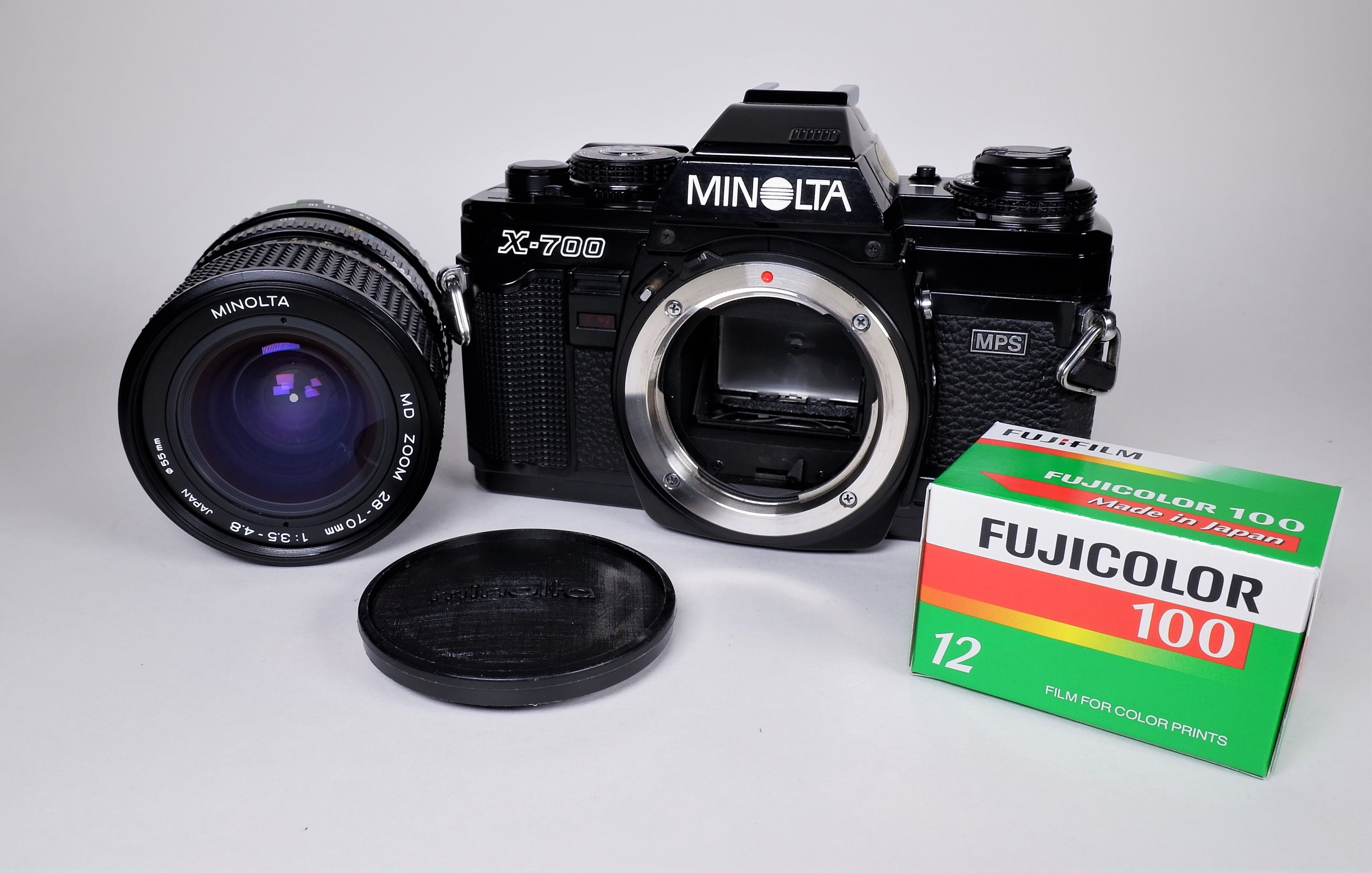 Vintage Minolta X700 35mm SLR Film Camera w/ Minolta MD Zoom 2870mm