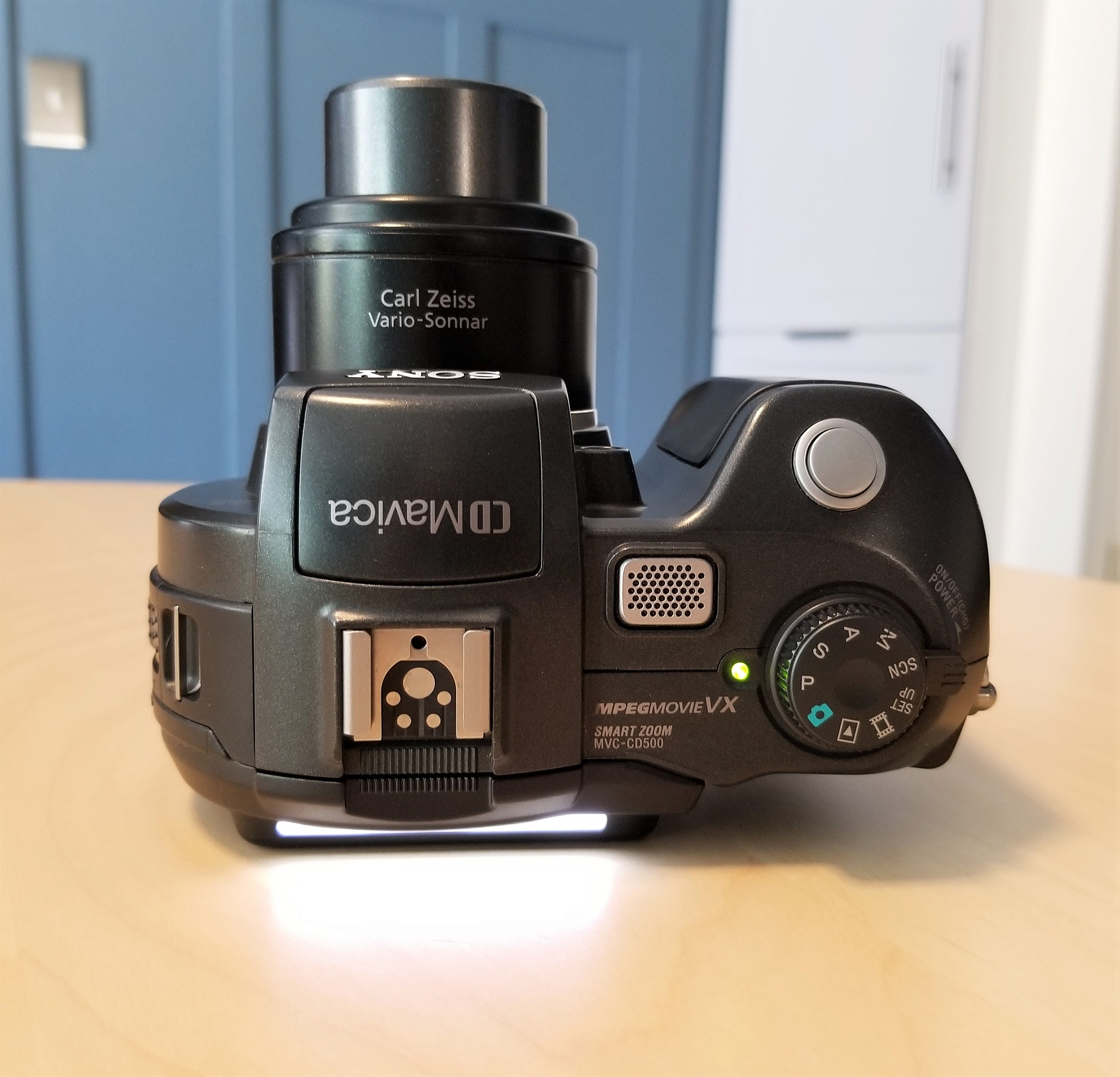Sony CD Mavica CD500 Digital Camera Set 5.0MP, 3x Zoom, Carl Zeiss