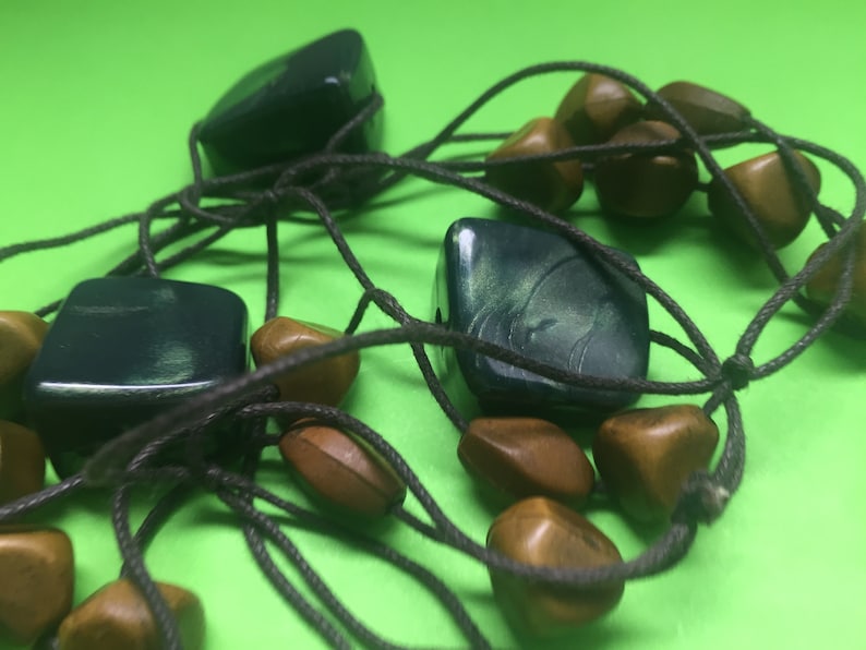 Beautiful vintage long cord chunky green brown bead retro necklace jewellery jewelry