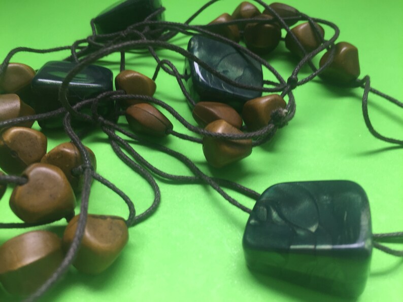 Beautiful vintage long cord chunky green brown bead retro necklace jewellery jewelry