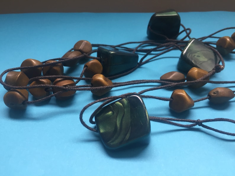 Beautiful vintage long cord chunky green brown bead retro necklace jewellery jewelry