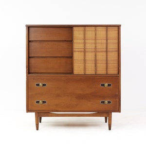 Mainline par Hooker Mid Century Walnut and Cane 8 Tiroir Highboy Dresser mcm image 2