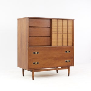 Mainline par Hooker Mid Century Walnut and Cane 8 Tiroir Highboy Dresser mcm image 1