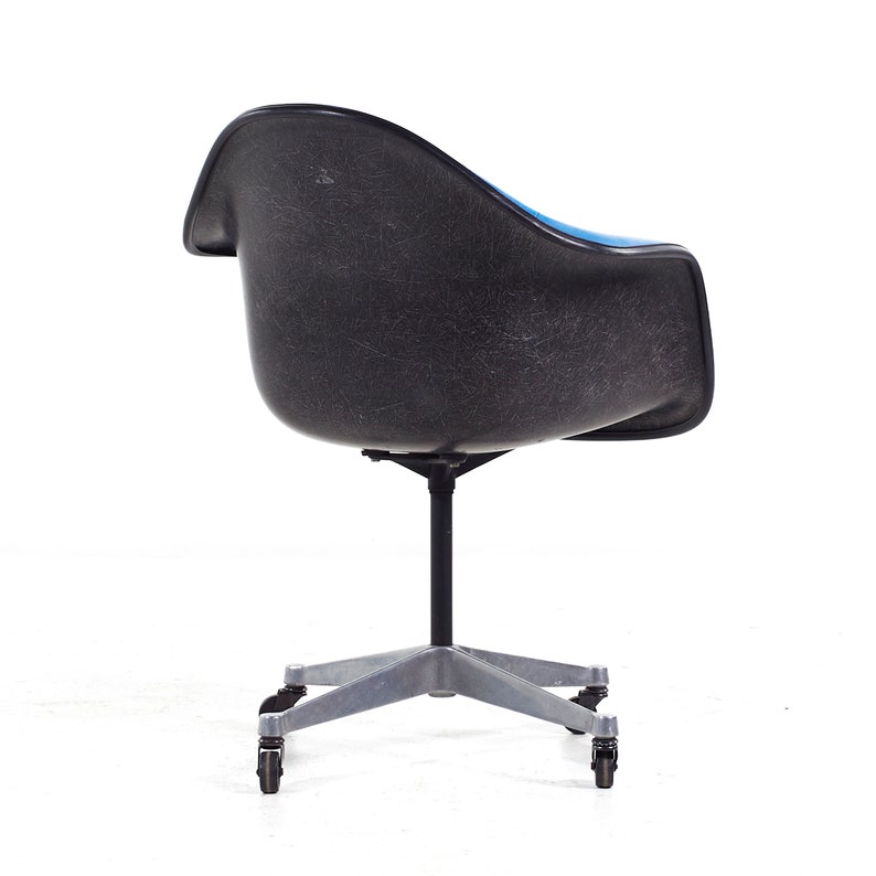 Chaise de bureau pivotante bleu Mid-Century Eames for Herman Miller en fibre de verre rembourrée mcm image 8