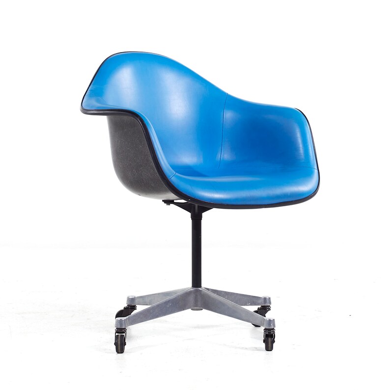 Chaise de bureau pivotante bleu Mid-Century Eames for Herman Miller en fibre de verre rembourrée mcm image 1