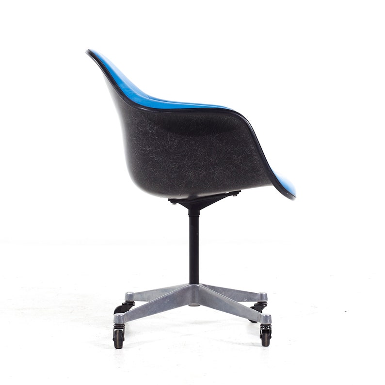 Chaise de bureau pivotante bleu Mid-Century Eames for Herman Miller en fibre de verre rembourrée mcm image 4