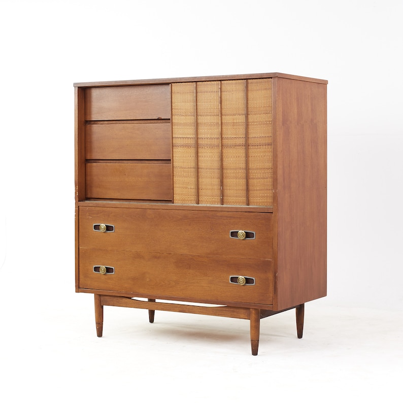 Mainline par Hooker Mid Century Walnut and Cane 8 Tiroir Highboy Dresser mcm image 3